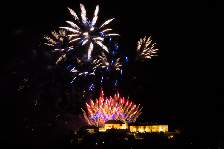 FOTO: Óda na šťastný let. Ohňostroj nad Špilberkem rozzářil noční oblohu