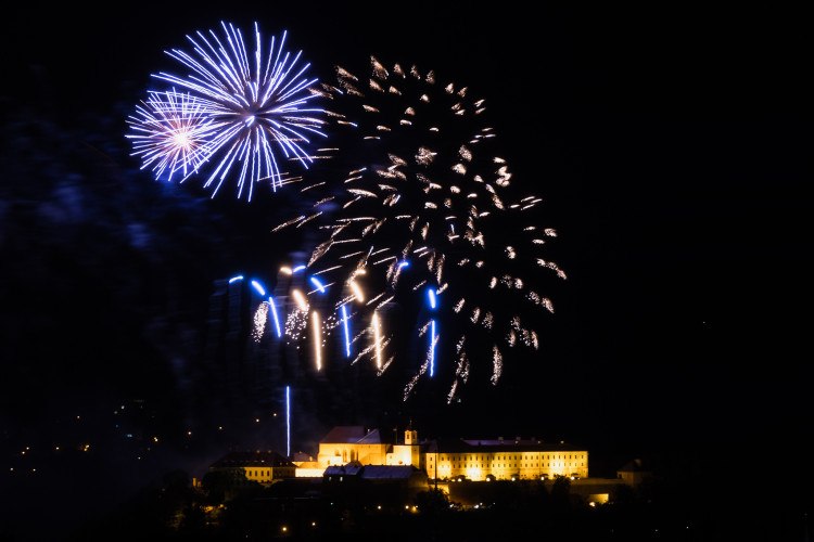 FOTO: Óda na šťastný let. Ohňostroj nad Špilberkem rozzářil noční oblohu