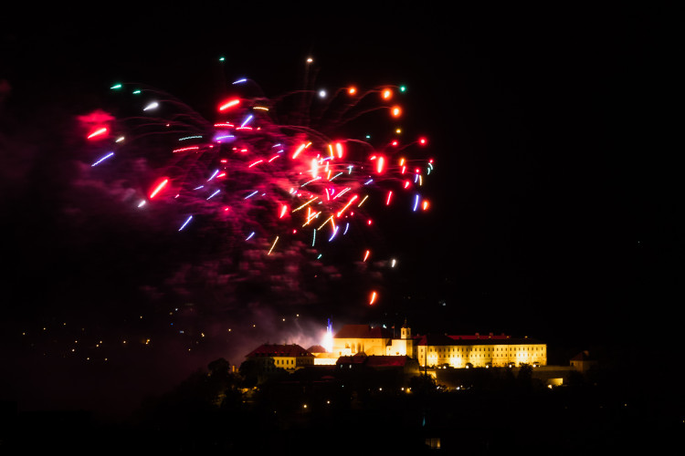 FOTO: Óda na šťastný let. Ohňostroj nad Špilberkem rozzářil noční oblohu