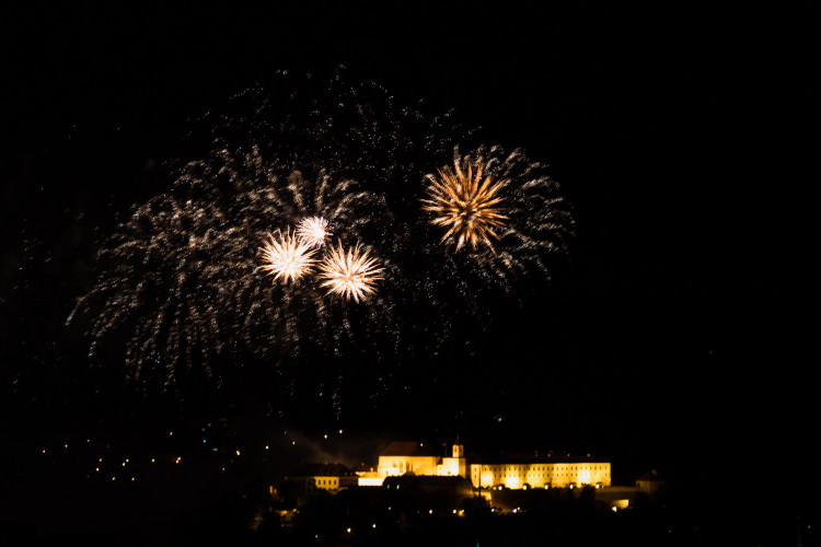 FOTO: Óda na šťastný let. Ohňostroj nad Špilberkem rozzářil noční oblohu