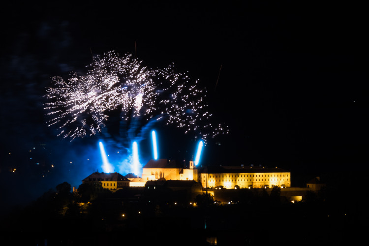 FOTO: Óda na šťastný let. Ohňostroj nad Špilberkem rozzářil noční oblohu