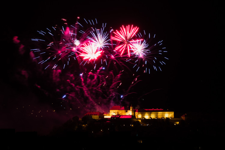 FOTO: Óda na šťastný let. Ohňostroj nad Špilberkem rozzářil noční oblohu
