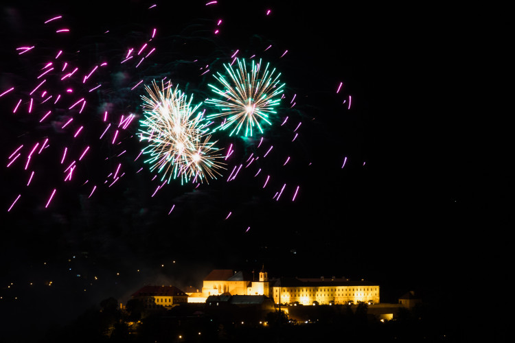FOTO: Óda na šťastný let. Ohňostroj nad Špilberkem rozzářil noční oblohu