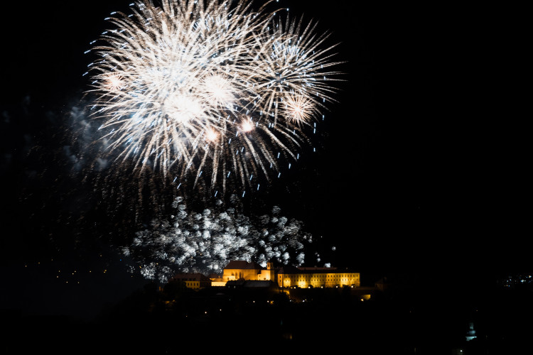 FOTO: Óda na šťastný let. Ohňostroj nad Špilberkem rozzářil noční oblohu