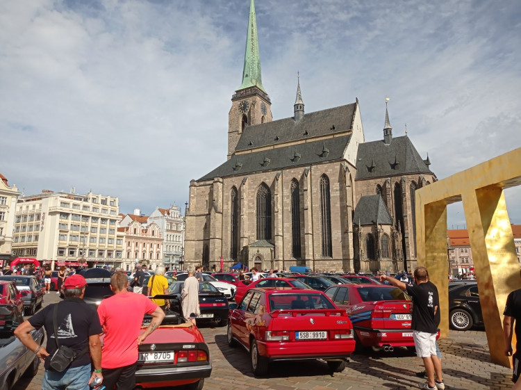 FOTO: Sraz vozů Alfa Romeo v Plzni