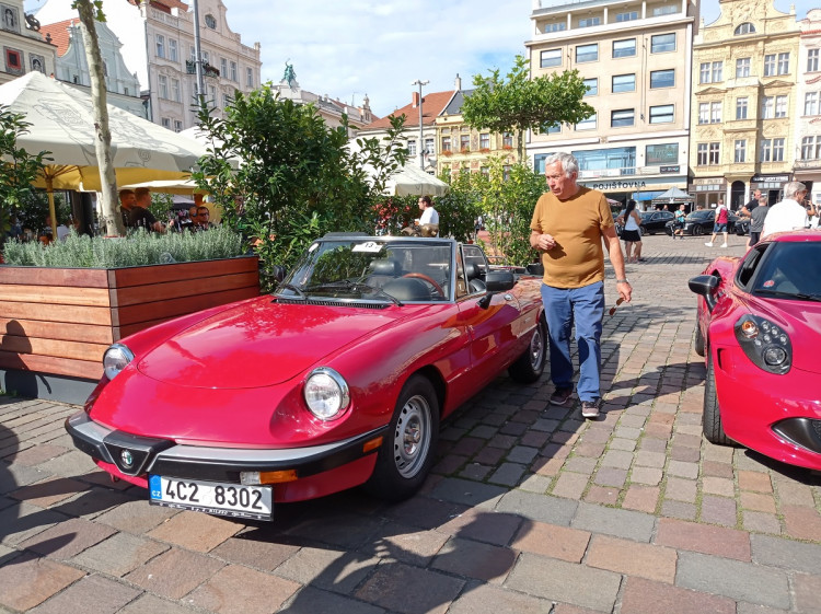 FOTO: Sraz vozů Alfa Romeo v Plzni