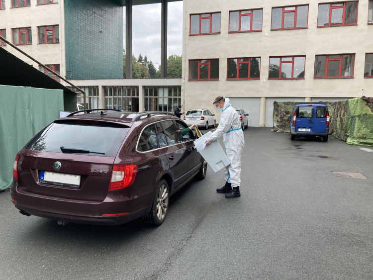 GALERIE: DRIVE-IN hlasování v Hradci Králové