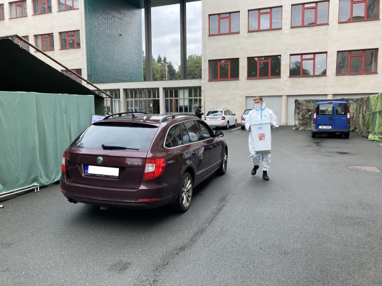 GALERIE: DRIVE-IN hlasování v Hradci Králové