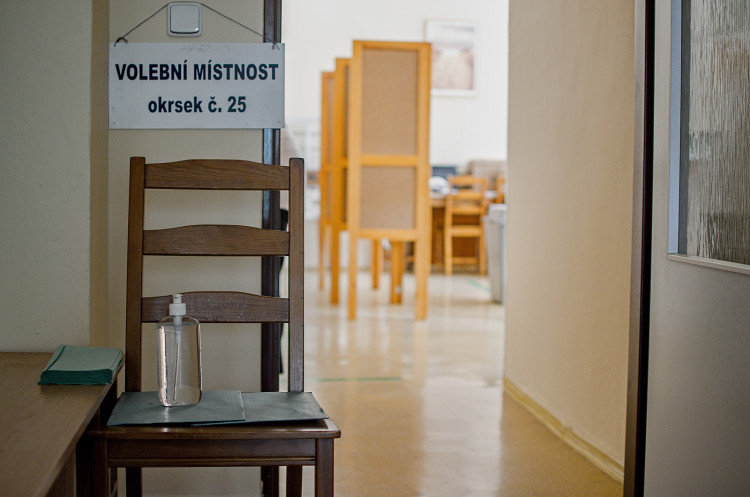 První den voleb.