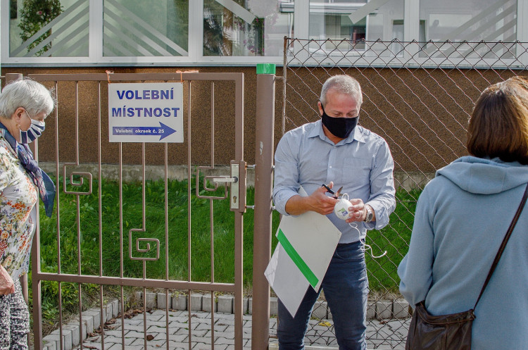 GALERIE: První volební den v Královéhradeckém kraji