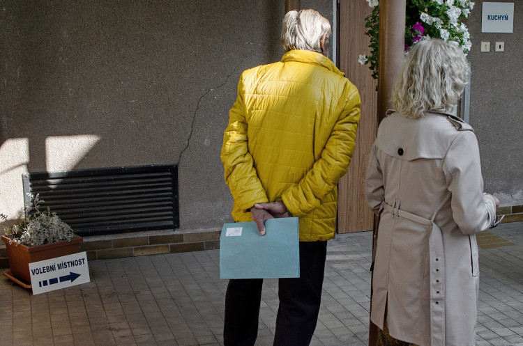 GALERIE: První volební den v Královéhradeckém kraji