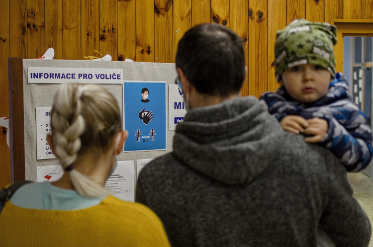 GALERIE: První volební den v Královéhradeckém kraji