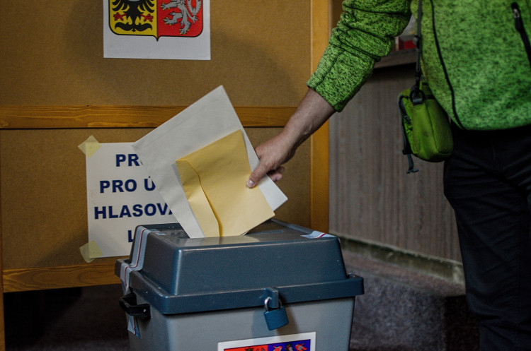 GALERIE: První volební den v Královéhradeckém kraji