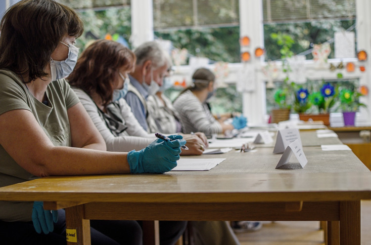 GALERIE: První volební den v Královéhradeckém kraji