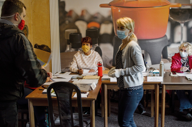 GALERIE: První volební den v Královéhradeckém kraji