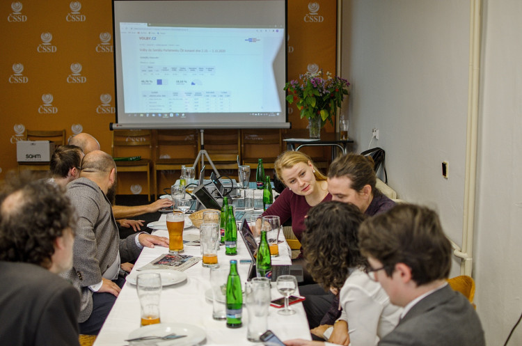 GALERIE: Ve volebních štábech bylo veselo. Hruškovice tekla proudem