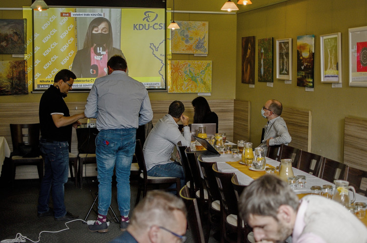 GALERIE: Ve volebních štábech bylo veselo. Hruškovice tekla proudem