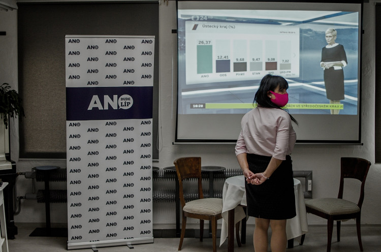 GALERIE: Ve volebních štábech bylo veselo. Hruškovice tekla proudem