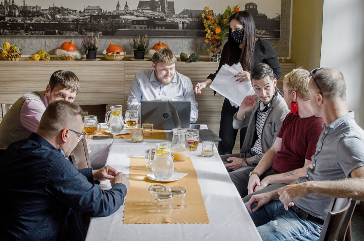 GALERIE: Ve volebních štábech bylo veselo. Hruškovice tekla proudem