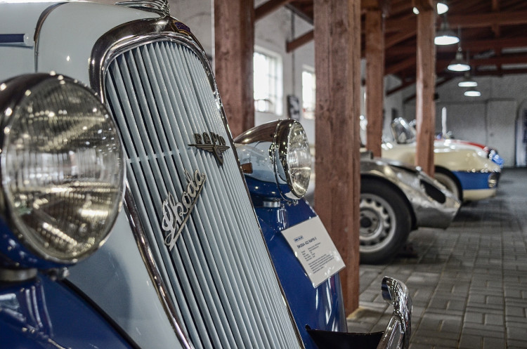 GELERIE: Sbírka historických vozů značky Škoda Pavla Kaliny