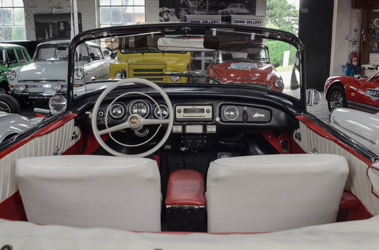 GELERIE: Sbírka historických vozů značky Škoda Pavla Kaliny