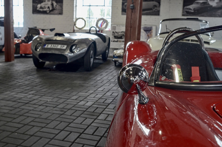 GELERIE: Sbírka historických vozů značky Škoda Pavla Kaliny