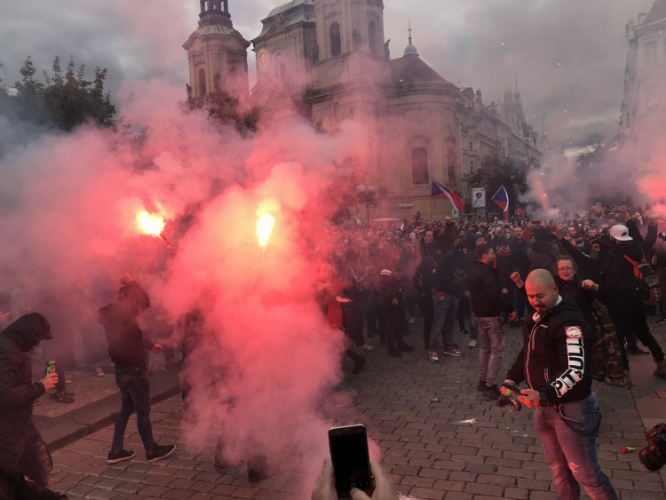 FOTOGALERIE: Střelné zbraně, teleskopy a boxery. Podívejte se, jak probíhala nedělní demonstrace
