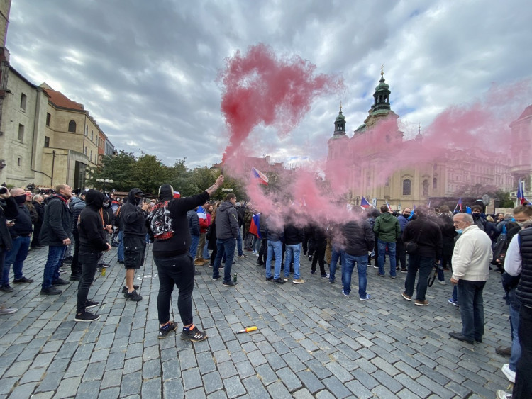 FOTOGALERIE: Střelné zbraně, teleskopy a boxery. Podívejte se, jak probíhala nedělní demonstrace