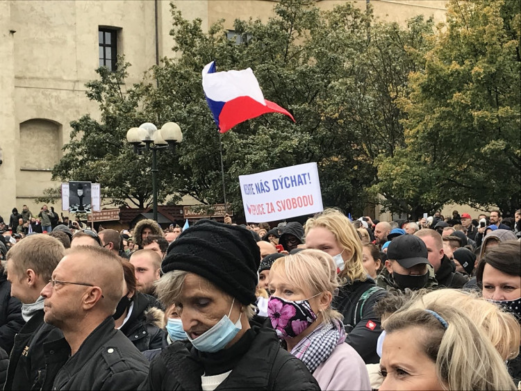 FOTOGALERIE: Střelné zbraně, teleskopy a boxery. Podívejte se, jak probíhala nedělní demonstrace