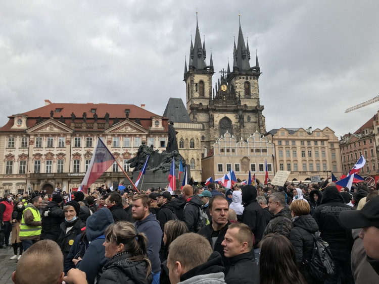 FOTOGALERIE: Střelné zbraně, teleskopy a boxery. Podívejte se, jak probíhala nedělní demonstrace