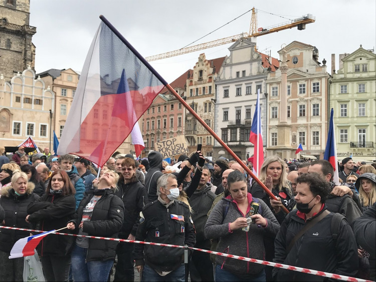 FOTOGALERIE: Střelné zbraně, teleskopy a boxery. Podívejte se, jak probíhala nedělní demonstrace