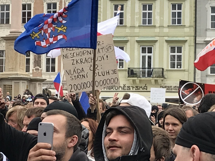 FOTOGALERIE: Střelné zbraně, teleskopy a boxery. Podívejte se, jak probíhala nedělní demonstrace