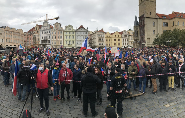 FOTOGALERIE: Střelné zbraně, teleskopy a boxery. Podívejte se, jak probíhala nedělní demonstrace
