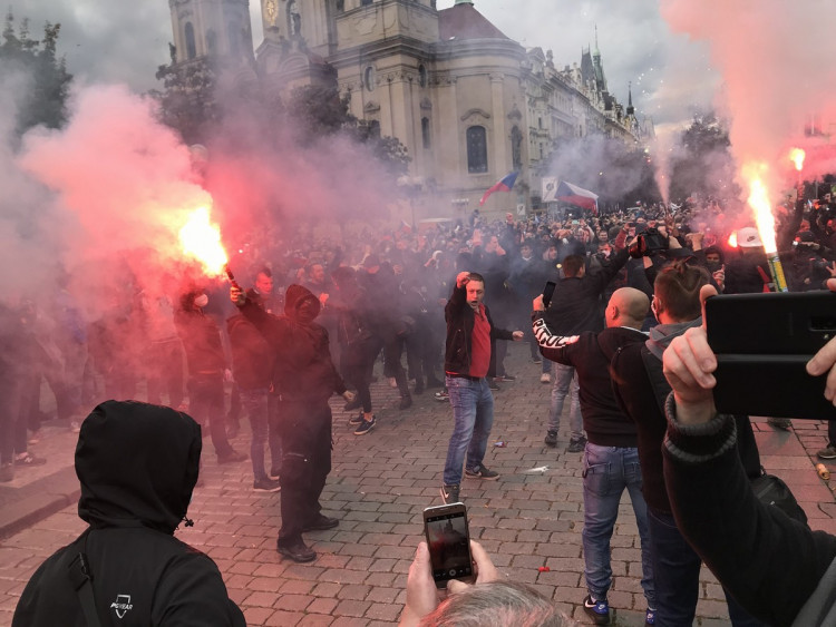 FOTOGALERIE: Střelné zbraně, teleskopy a boxery. Podívejte se, jak probíhala nedělní demonstrace