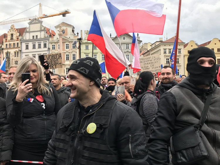 FOTOGALERIE: Střelné zbraně, teleskopy a boxery. Podívejte se, jak probíhala nedělní demonstrace