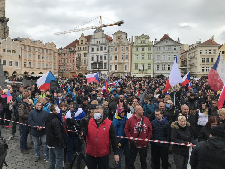 FOTOGALERIE: Střelné zbraně, teleskopy a boxery. Podívejte se, jak probíhala nedělní demonstrace