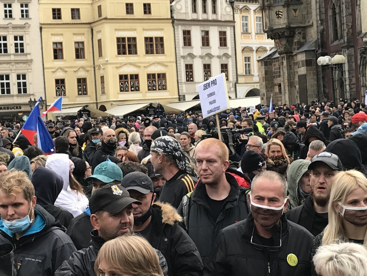 FOTOGALERIE: Střelné zbraně, teleskopy a boxery. Podívejte se, jak probíhala nedělní demonstrace