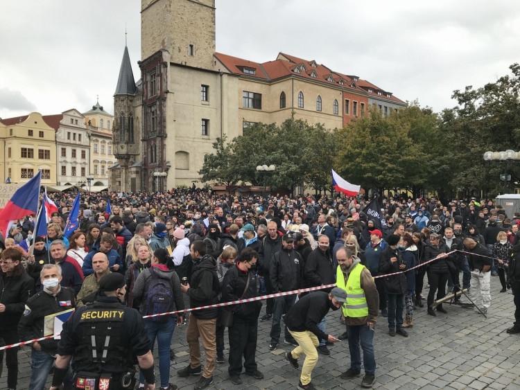 FOTOGALERIE: Střelné zbraně, teleskopy a boxery. Podívejte se, jak probíhala nedělní demonstrace