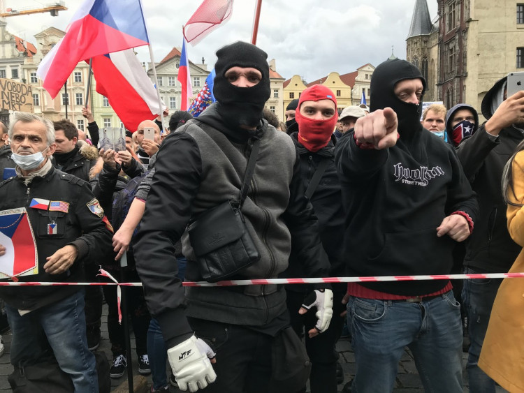 FOTOGALERIE: Střelné zbraně, teleskopy a boxery. Podívejte se, jak probíhala nedělní demonstrace