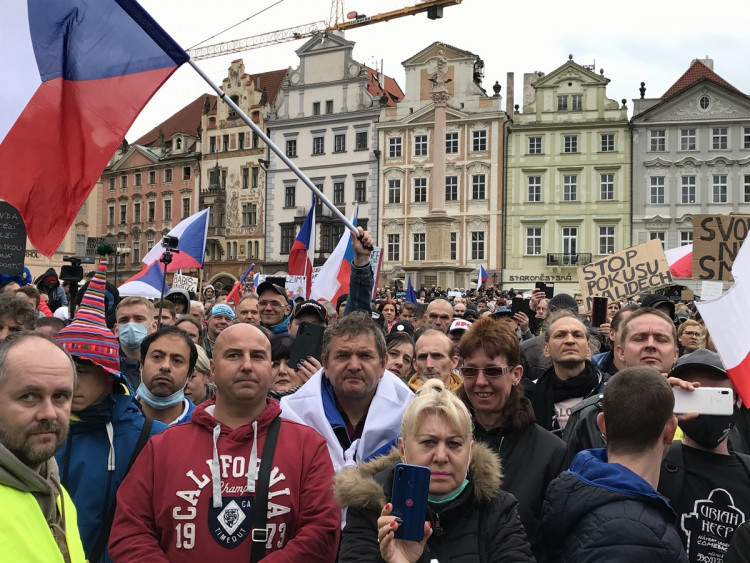 FOTOGALERIE: Střelné zbraně, teleskopy a boxery. Podívejte se, jak probíhala nedělní demonstrace