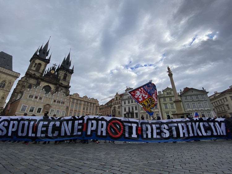 FOTOGALERIE: Střelné zbraně, teleskopy a boxery. Podívejte se, jak probíhala nedělní demonstrace