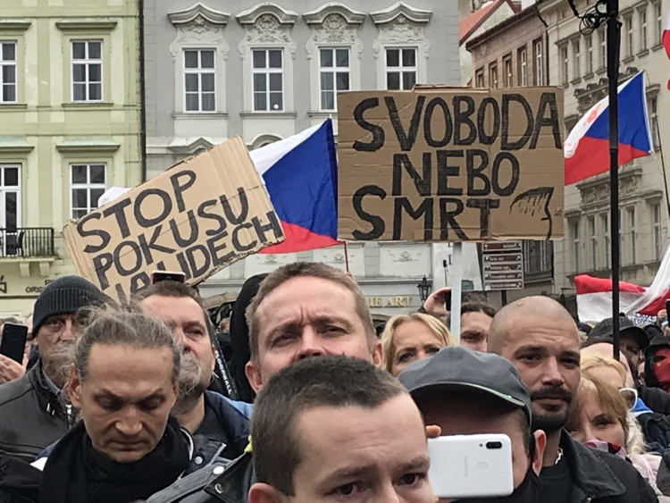 FOTOGALERIE: Střelné zbraně, teleskopy a boxery. Podívejte se, jak probíhala nedělní demonstrace
