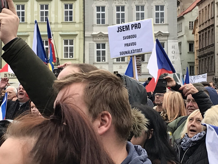 FOTOGALERIE: Střelné zbraně, teleskopy a boxery. Podívejte se, jak probíhala nedělní demonstrace
