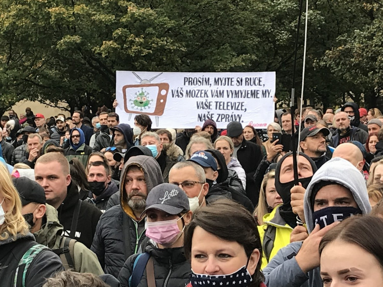 FOTOGALERIE: Střelné zbraně, teleskopy a boxery. Podívejte se, jak probíhala nedělní demonstrace