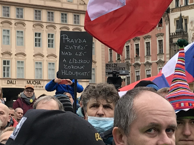 FOTOGALERIE: Střelné zbraně, teleskopy a boxery. Podívejte se, jak probíhala nedělní demonstrace