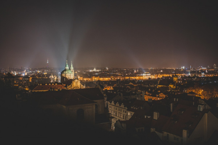 FOTOGALERIE: Vydejte se na procházku večerní Prahou. Z Václaváku přes Karlův most až na Hrad