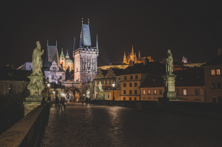 FOTOGALERIE: Vydejte se na procházku večerní Prahou. Z Václaváku přes Karlův most až na Hrad