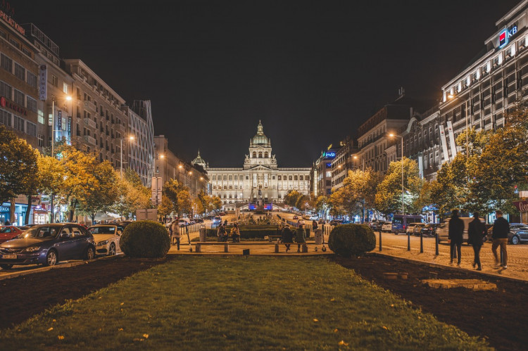 FOTOGALERIE: Vydejte se na procházku večerní Prahou. Z Václaváku přes Karlův most až na Hrad