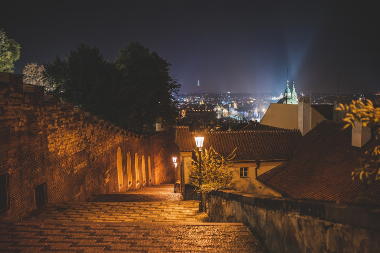 FOTOGALERIE: Vydejte se na procházku večerní Prahou. Z Václaváku přes Karlův most až na Hrad