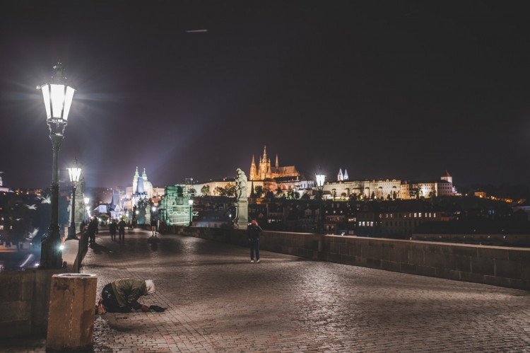 FOTOGALERIE: Vydejte se na procházku večerní Prahou. Z Václaváku přes Karlův most až na Hrad